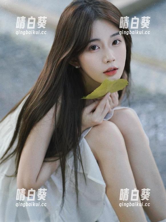 让人心动的视觉盛宴：喵糖映画萌娘蓝色毛衣美图与图包.txt