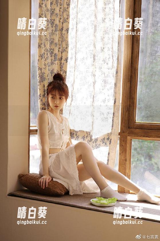 嗲囡囡 - 芷儿Momoko的定制写真套装，尽显优雅与个性的完美融合.txt