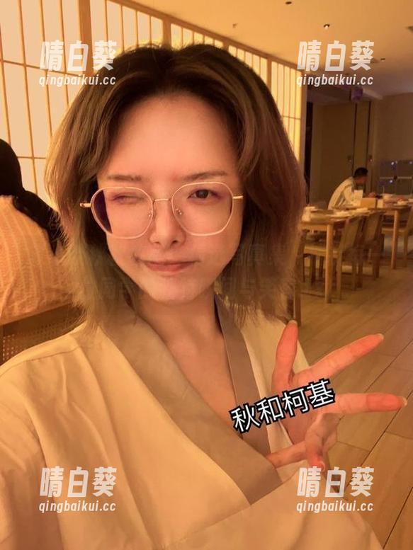 夏小秋秋秋教室：精选写真集，捕捉每一位同学的独特瞬间与笑容.txt