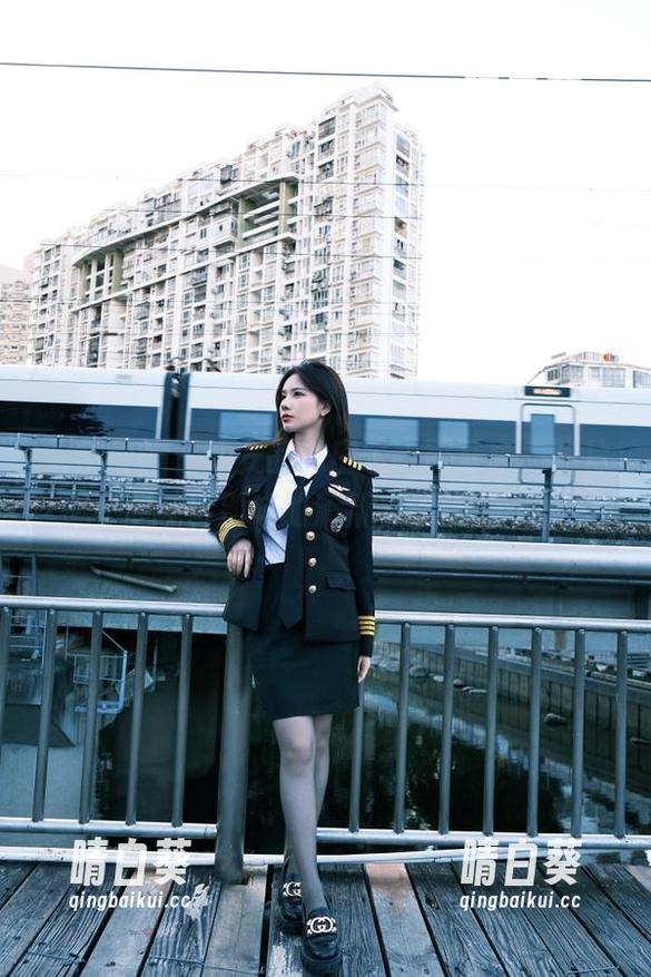 头条女神 - 乔安的私房水手服写真，图片展现出别样的清新与优雅.txt