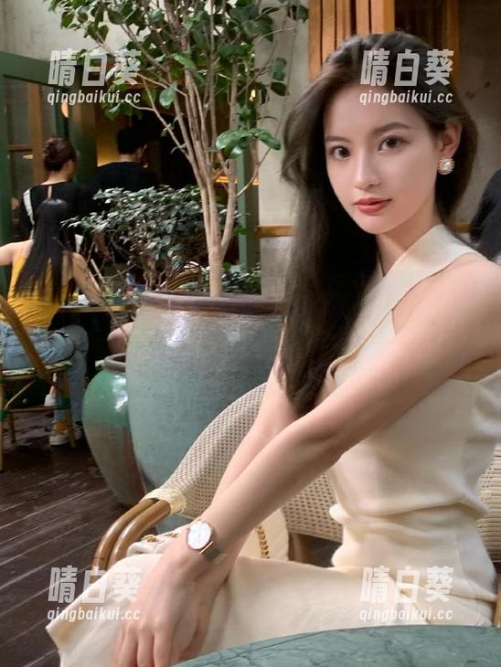 头条女神 - 捕捉节日氛围：刘菲菲万圣节照片免费开放，尽情享受她的特别魅力！.txt