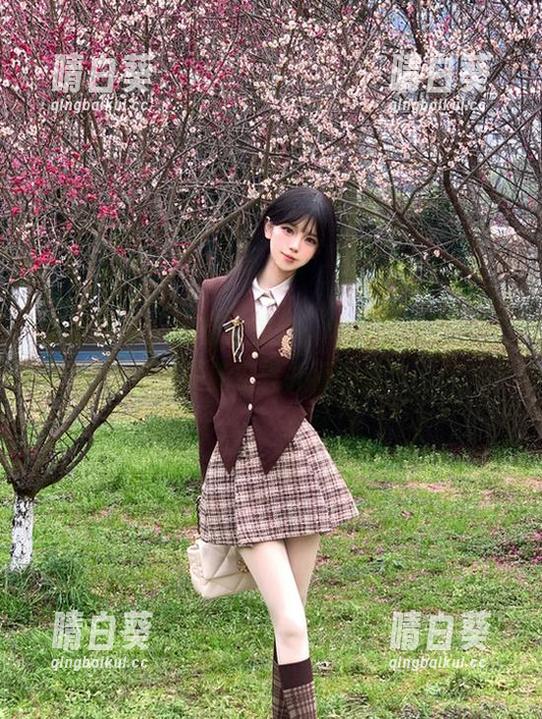 头条女神 - 化身郭美美，畅游夏天写真壁纸，感受清新空气扑面而来！.txt