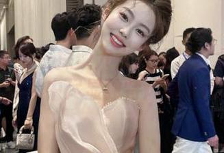 学妹加速跑 – 探索六六的泳装艺术：图库作品中尽显独特风格.txt