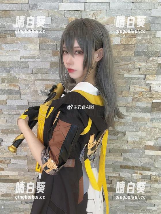 甜美时光：安食Ajiki的裸足写真原图带你走进柔软的梦幻世界.txt