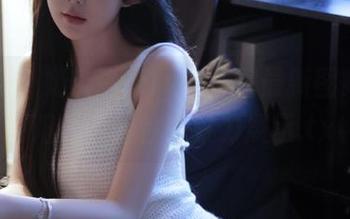 尤果网 – 奶茶Emily比基尼最新图集：夏日阳光下的性感魅力展示.txt