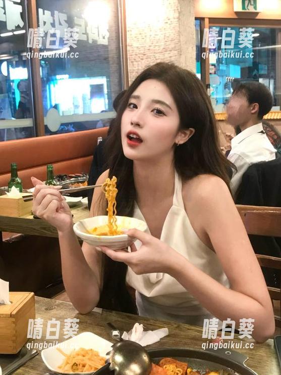 尤果网 - 发现尤菲儿的纯白私拍图集，宛如走入一个唯美的冰雪世界.txt
