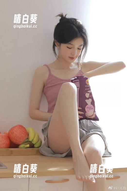 尤果网 - 李唯一红裙写真大揭秘，更新作品展示独特风情.txt