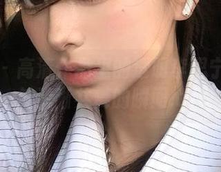 尤果网 – 高清作品里的透明李思宁：自嘲与清晰共舞的瞬间.txt
