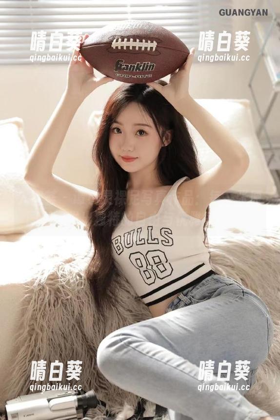 尤蜜荟 - 谭小灵裸足写真作品：每一张原图都散发出独特的自由与优雅气质.txt