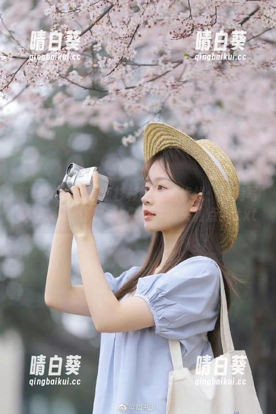 慕丝女郎 - 跟随杉杉的自拍步伐：时尚写真作品集下载，让你成为街头焦点！.txt