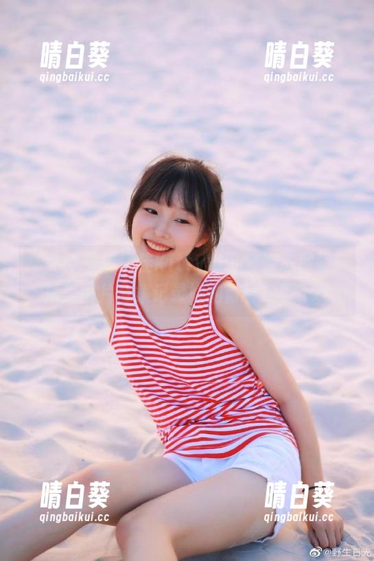 推女神 - 施忆佳Kitty酱可爱姿态尽显：精美图片合集记录她的青春故事.txt