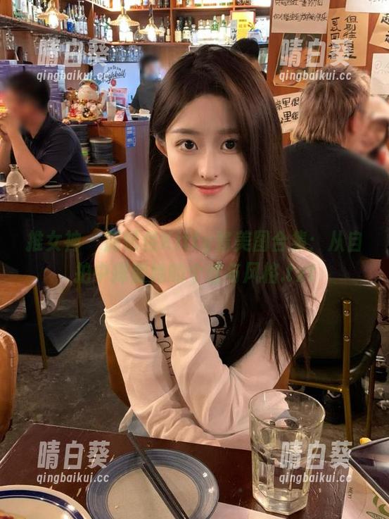 推女神 - 施忆佳Kitty酱美图合集：从自拍中探索她的个性与风格.txt