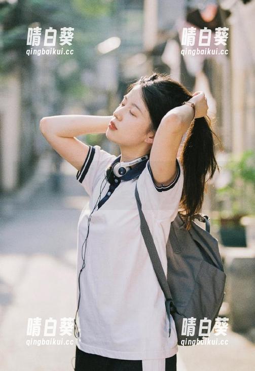 月下摄影 - 茜茜的双马尾全套写真，展现出她独有的俏皮与迷人气质.txt