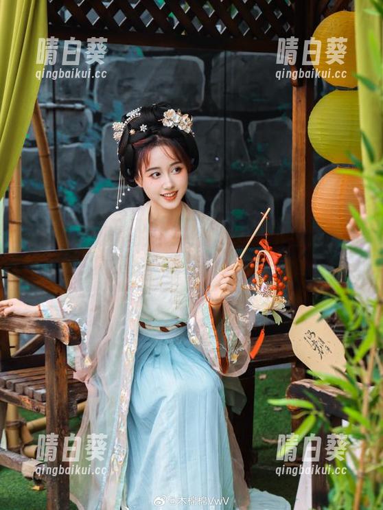 走进黑白摄影的木绵绵OwO：下载她的写真集，一同笑对人生.txt