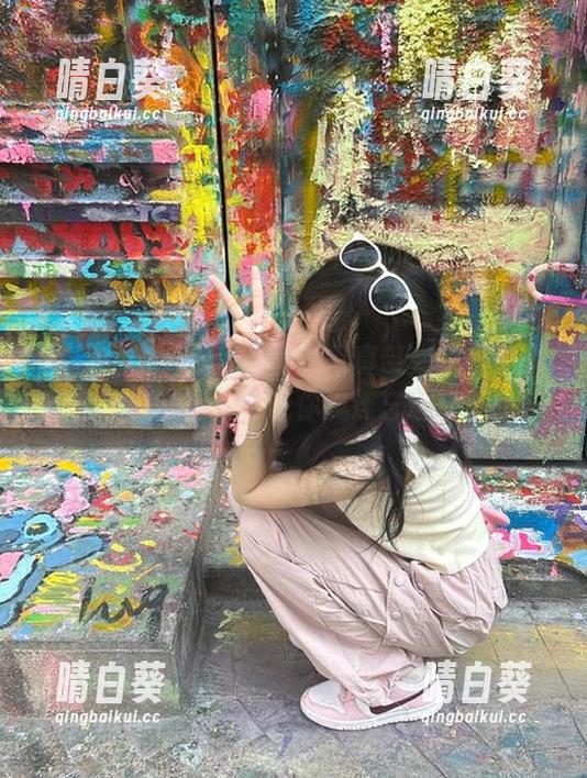 梦丝女神 - 香萱白衬衫写真带来绝美瞬间，丰富美图资源让你流连忘返！.txt