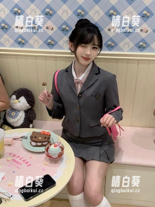 富有创意的森萝财团：体操服黑丝写真，瞬间化身为你桌面上的绝美壁纸！.txt