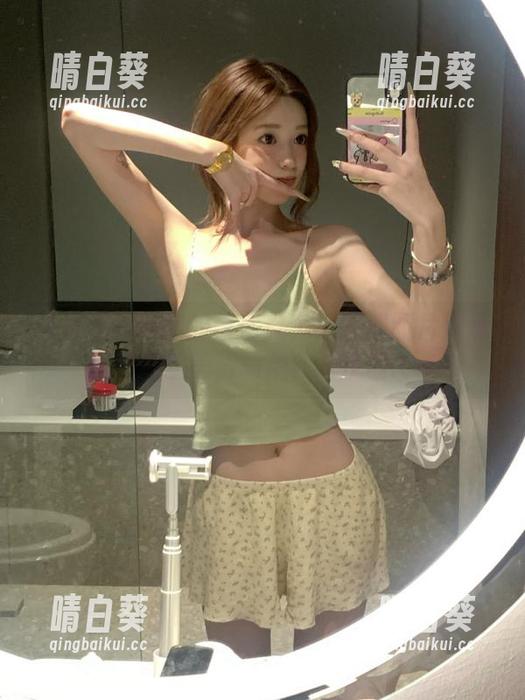 感受森萝财团的艺术魅力：高清图片展现教室灰丝美脚的精致与优雅.txt