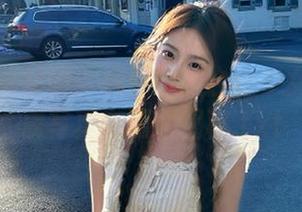 探秘森萝财团：玩手机的白丝少女优雅气质写真套图大揭秘.txt