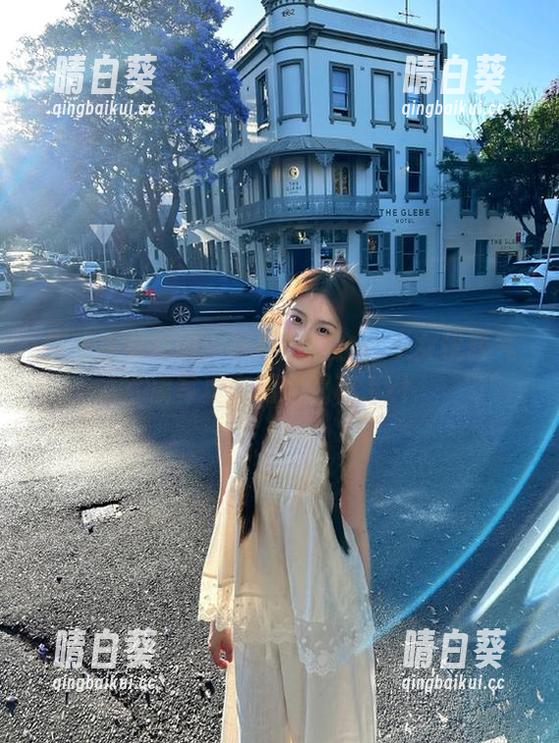 探秘森萝财团：玩手机的白丝少女优雅气质写真套图大揭秘.txt