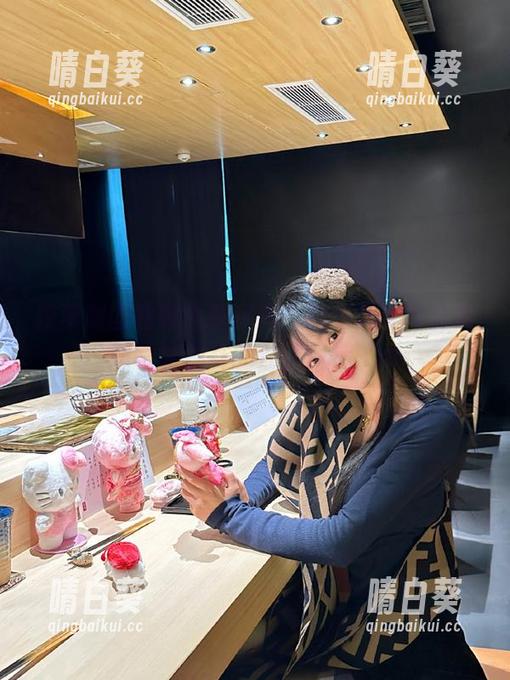 森萝财团独家最新资源：白衣黑丝写真带您领略别样的性感风情.txt