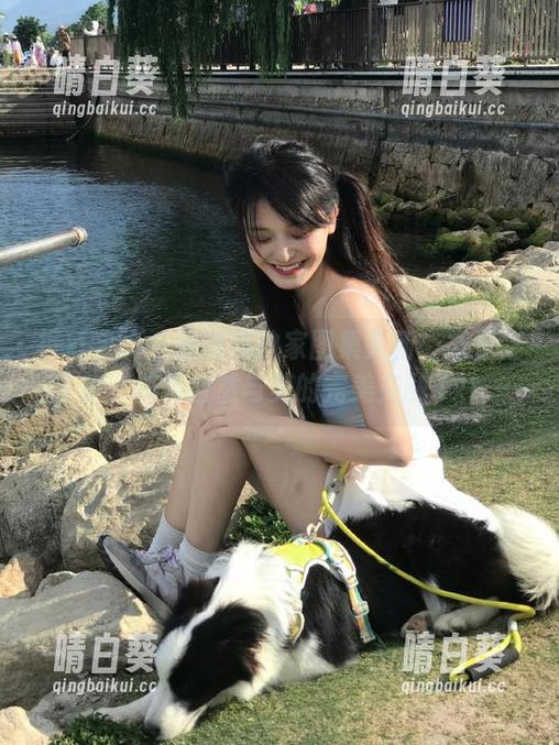 模范学院 - 夏玲蔓独家图集更新：裸足之旅，捕捉自然与美的完美交融.txt