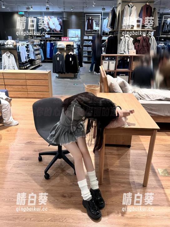 模范学院 - 想看李可可眼镜作品集原图吗？小心你的心脏，时尚圈的逆天搭配等着你！.txt