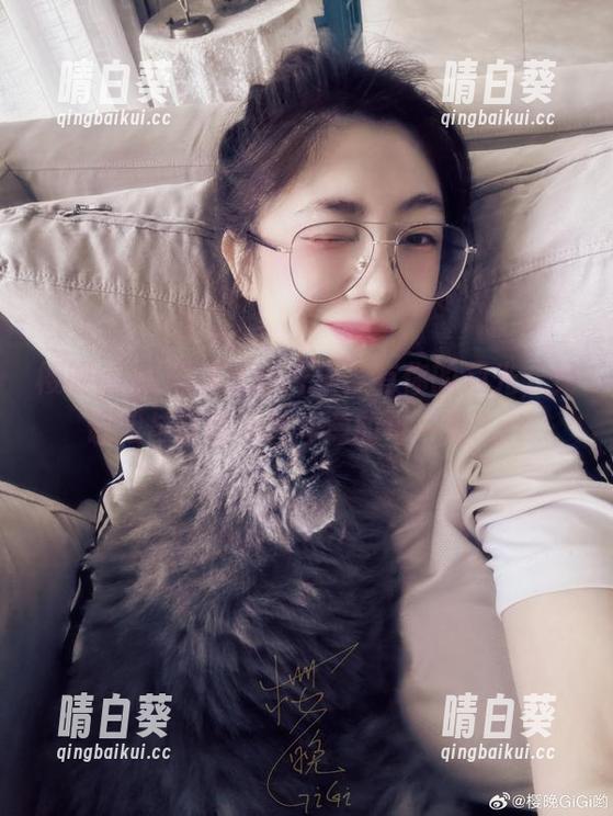 樱晚gigi精选写真合集：有你的月光，见证我与自嘲斗智斗勇的每一瞬.txt
