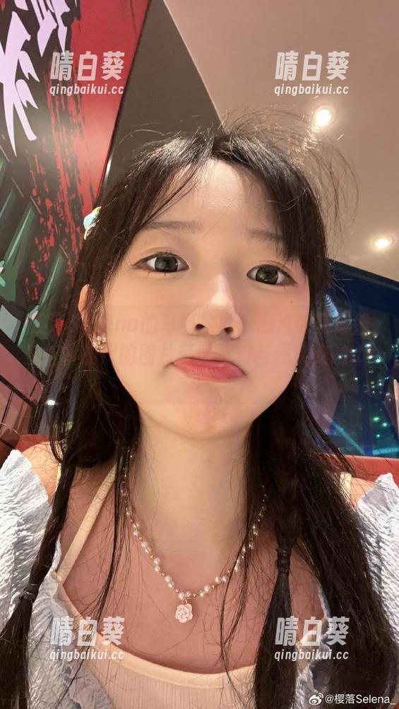 樱落Selena的写真故事：通过碧蓝航线与华甲僵尸的图片感受梦幻与现实交融.txt