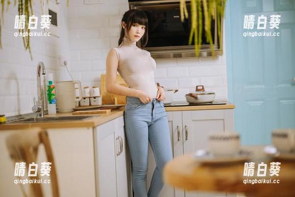 汪知子携蓝色闪粉美图而来，让你的壁纸再添一抹梦幻色彩！.txt