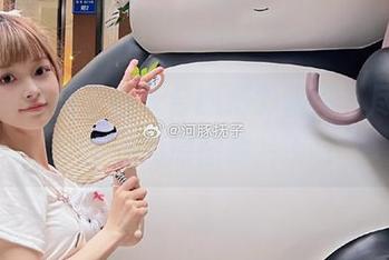 瞧！河豚抚子在天台的精彩瞬间，尽在这些生动的原图照片.txt