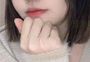 精选洛桑w伊梓红裙写真，展现她如诗如画的浪漫瞬间.txt