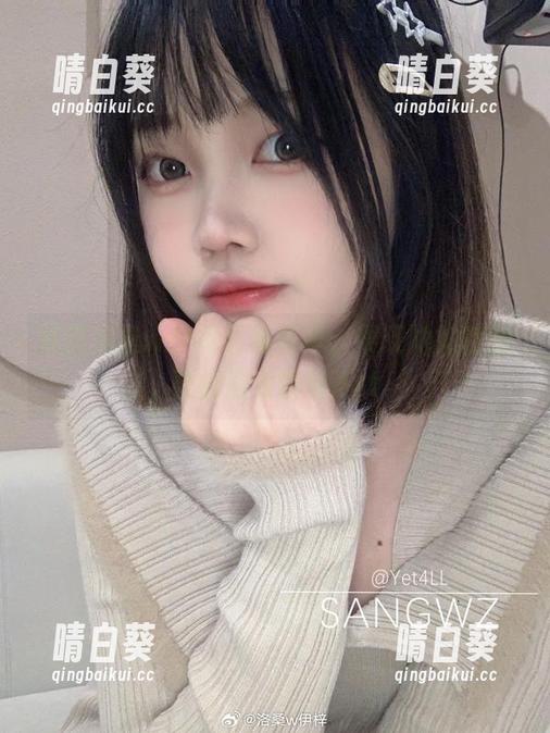 精选洛桑w伊梓红裙写真，展现她如诗如画的浪漫瞬间.txt
