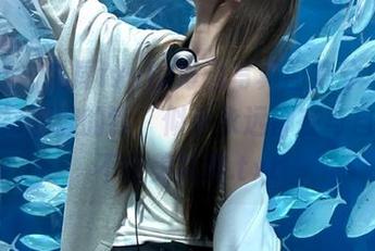 爱蜜社 – 九尾Ivy的海边写真图集分享：在浪花间翻滚的我，似乎永远都在与自己的不完美共舞.txt