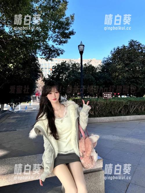 爱蜜社 - 抢先看！最新于姬Una红裙图包，展现不一样的时尚风格.txt
