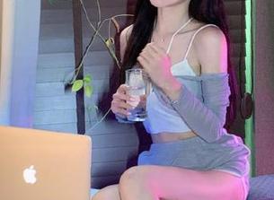 爱蜜社 – 走进小丽莎萌萌哒的私房世界：独特制服风情让你感受新潮时尚.txt