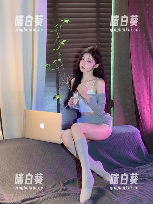 爱蜜社 - 走进小丽莎萌萌哒的私房世界：独特制服风情让你感受新潮时尚.txt
