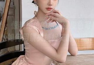 爱蜜社 – 惊艳绝伦的小狐狸粉色写真，观看她如何用镜头捕捉美的瞬间.txt