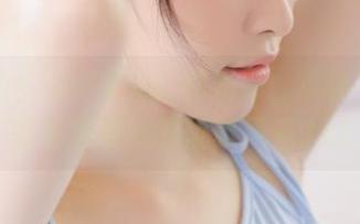 爱蜜社 – 追寻梦心玥的光影，连体衣私拍图包展现她的优雅风采.txt