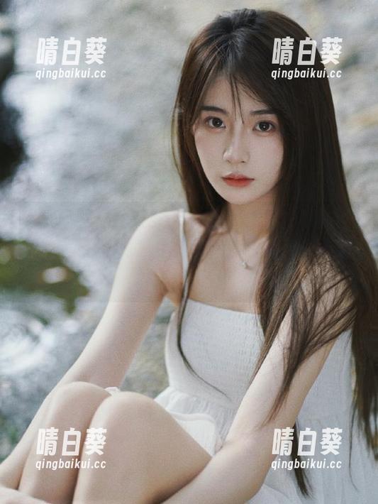 物恋传媒 - elise带你踏入灰色棉袜的世界：写真作品集免费下载，时尚与优雅兼得！.txt