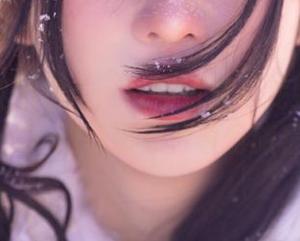 不可思议的组合：瓦斯塔亚小龙虾与圣诞礼物兔兔的美图照片奇幻旅程.txt