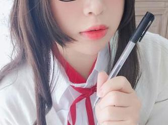 白烨烨私拍图集，眼镜造型尽显迷人气质与个性风格.txt