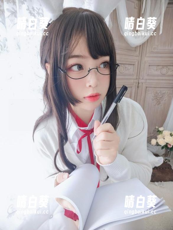 白烨烨私拍图集，眼镜造型尽显迷人气质与个性风格.txt