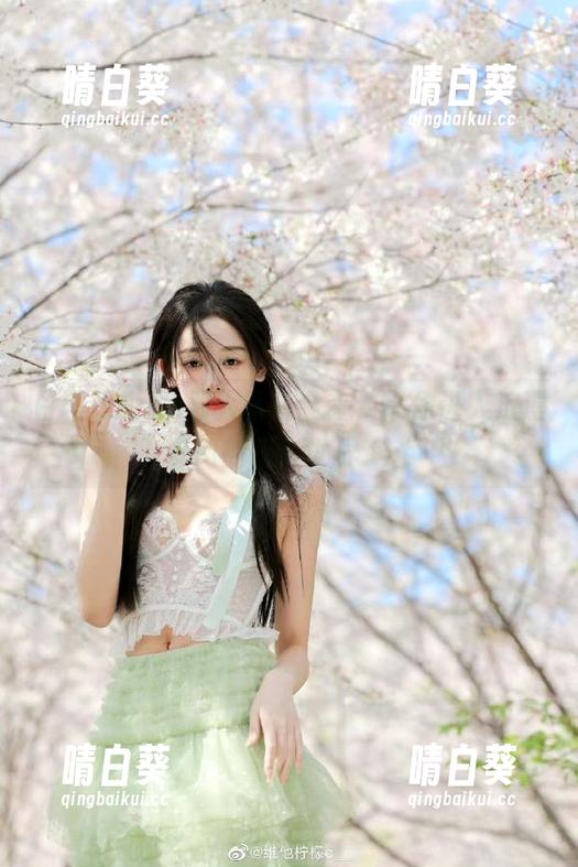 白露Bululu双人写真全套，带你进入浪漫梦幻的摄影世界.txt