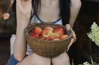 微密圈 – 观看禅雨儿Lynne的白衬衫写真，图片中每一处都透着青春的气息，快来感受吧！.txt