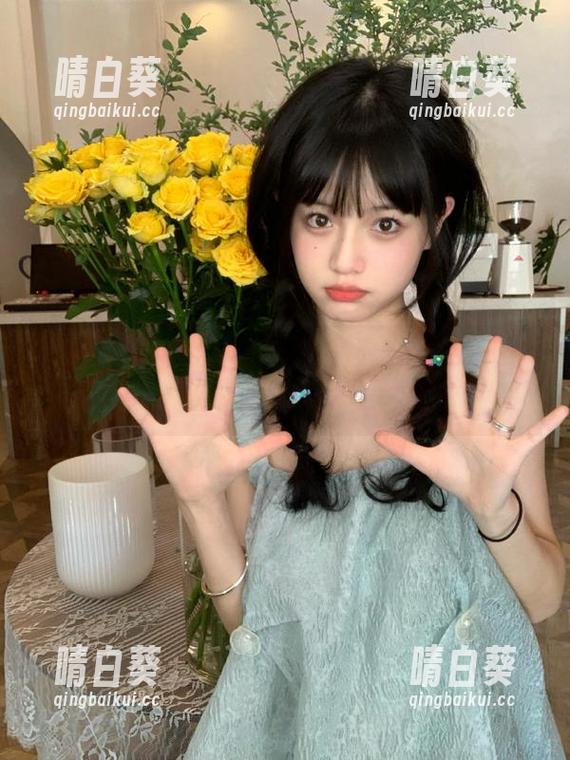 秀人网 - 全网首发！最新唐翩翩天台写真套图，瞬间捕捉夏日的纯真！.txt