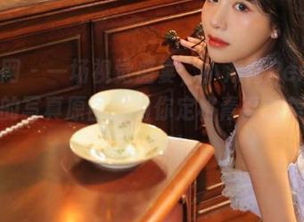 秀人网 – 一场视觉盛宴，小海臀Rena与学姐的写真原图，为你定格青春的美好回忆.txt