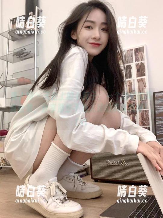 秀人网 - 天台上的小纯子：一个独特的写真合集，分享那些不为人知的搞笑瞬间！.txt