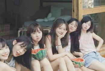 秀人网 – 小薯条nienie黑色写真合集：原图中的致命吸引力与情感碰撞.txt