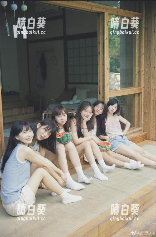 秀人网 - 小薯条nienie黑色写真合集：原图中的致命吸引力与情感碰撞.txt