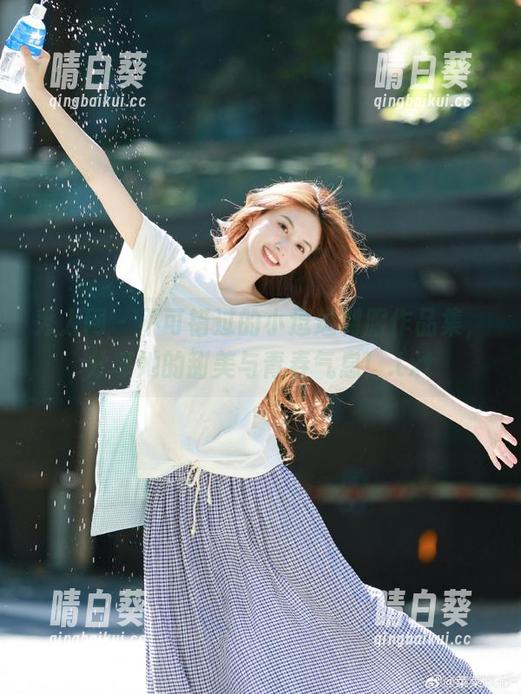 秀人网 - 不可错过的小逗逗制服作品集，分享她的甜美与青春气息！.txt